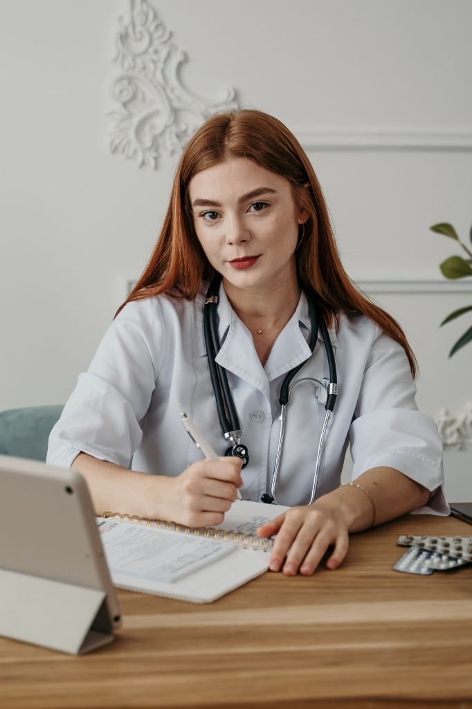 Médica estudando para residência com o Medaily